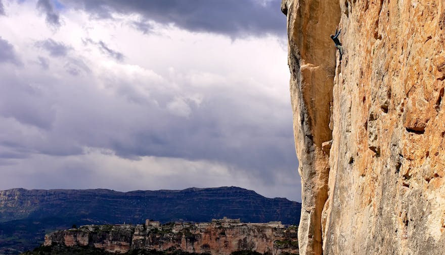 El Falco wall, Siurana in background