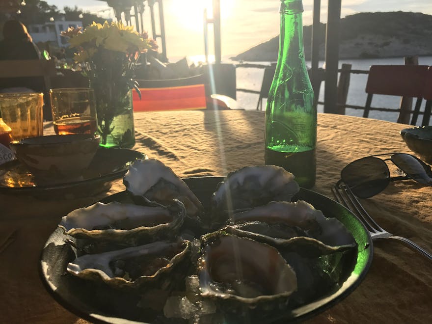 Los Enamorados Ibiza, cold beer and oysters